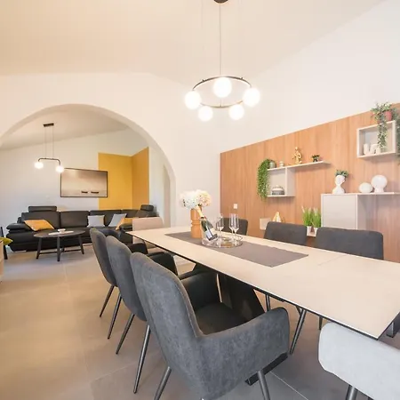 بيت للعطل Sunset Garden With Private Pool *